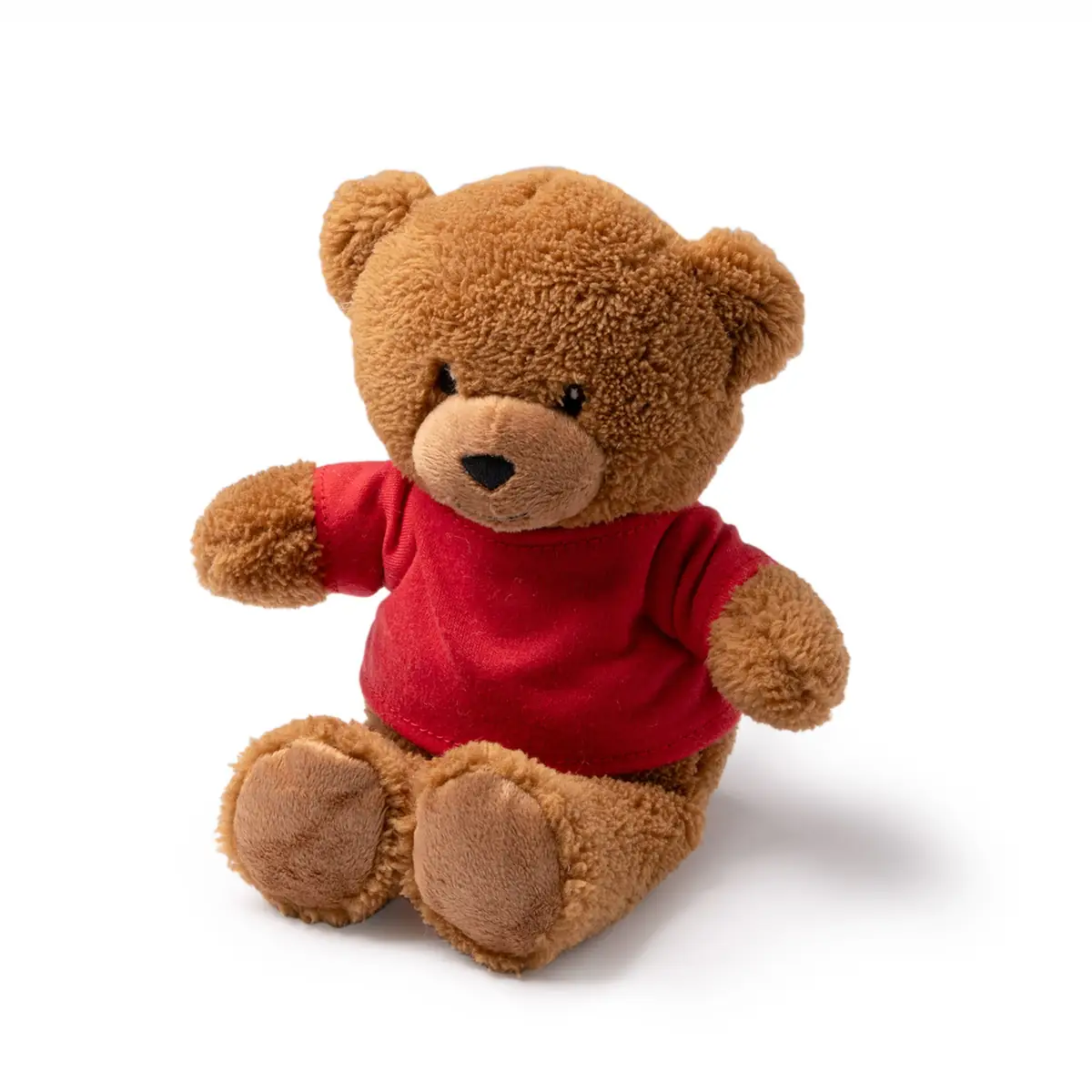 Pack de 10 peluches Stamina Koda 1548 6 Pack de 10 peluches Stamina Koda 1548, camiseta en rojo, vista del peluche con camiseta roja en perspectiva