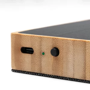 Altavoz con carga solar Stamina Yunker 1552, crudo, detalle de la conexión y el botón