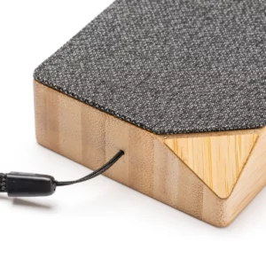 Altavoz con carga solar Stamina Yunker 1552, crudo, detalle del cuerpo y el asa