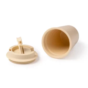 Vaso con tapa a rosca Stamina Oklan 1562, beige, vista del vaso tumbado junto a la tapa