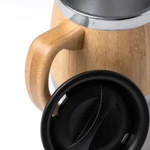 Taza con bambú Stamina Marly 1585, crudo, detalle del asa y de la tapa dosificadora