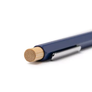 Bolígrafo hexagonal Stamina Salom 1602, royal, detalle del pulsador de bambú y el clip