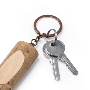 Llavero de madera Stamina Telmon 1606, crudo, detalle del llavero con llaves como ejemplo de uso
