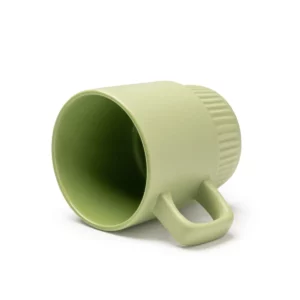Taza de cerámica Stamina Longi 1613, verde salvia, vista de la taza tumbada con el interior visible
