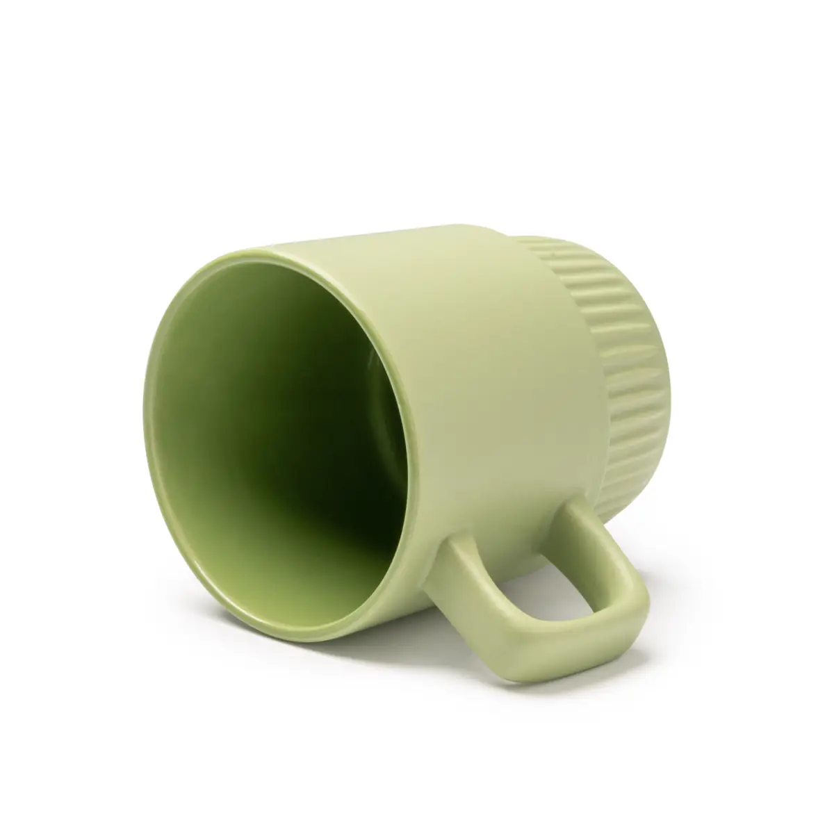 Taza de cerámica Stamina Longi 1613 7 Taza de cerámica Stamina Longi 1613, verde salvia, vista de la taza tumbada con el interior visible