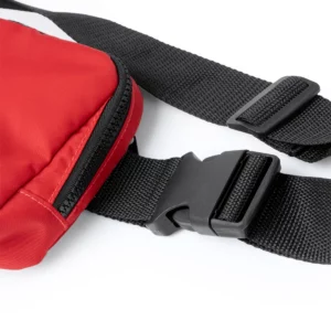 Riñonera de nylon reciclado Stamina Avalon 1633, rojo, detalle de la hebilla y de la correa ajustable