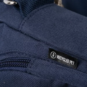 Bandolera RPET 600D Stamina Menez 1634, marino, detalle de la etiqueta del material reciclado