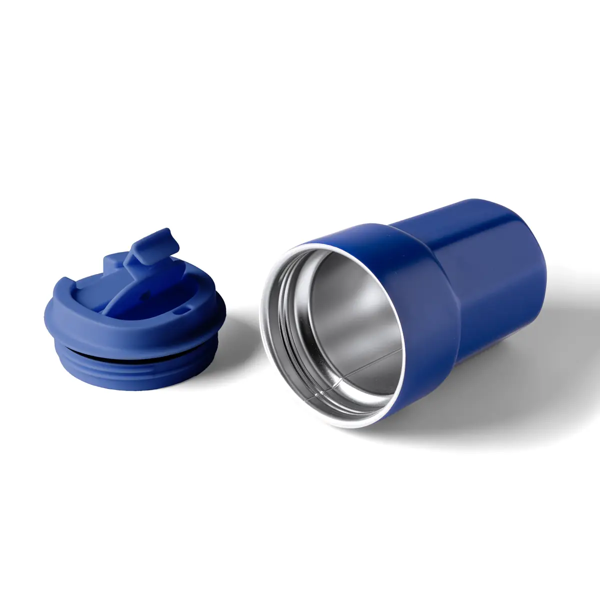 Vaso térmico Stamina Oster 1645 8 Vaso térmico Stamina Oster 1645, royal, vista del vaso tumbado junto a la tapa