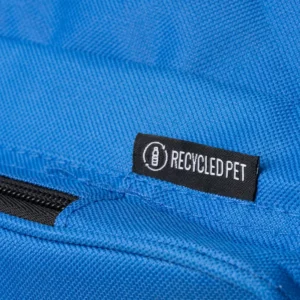 Mochila de RPET Stamina Hostik 1664, royal, detalle del tejido y la etiqueta de RPET