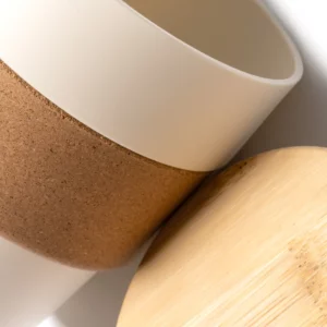 Vaso con tapa de bambú Stamina Lovren 1676, beige, detalle del cuerpo, la banda de corcho y la tapa