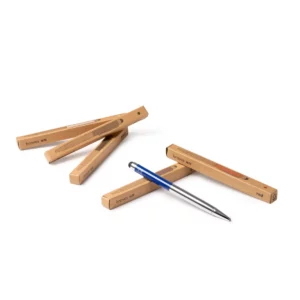 Bolígrafo con puntero Stamina Bravos 1678, vista de la presentación con cajas de diseño kraft y bolígrafos de varios colores