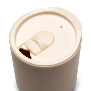 Vaso de doble pared Stamina Linde 1687, beige, detalle de la tapa dosificadora