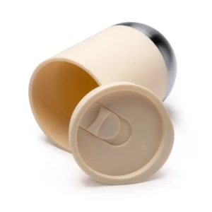 Vaso de doble pared Stamina Linde 1687, beige, vista del vaso tumbado junto a la tapa