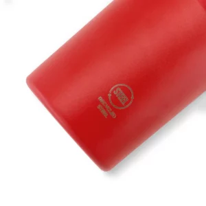 Taza térmica Stamina Kranston 1709, rojo, detalle de la marca de acero reciclado en el cuerpo