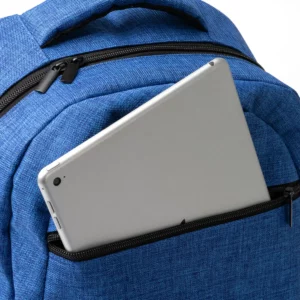 Mochila de RPET Stamina Megan 1718, royal vigoré, detalle del bolsillo frontal con un dispositivo como ejemplo de uso