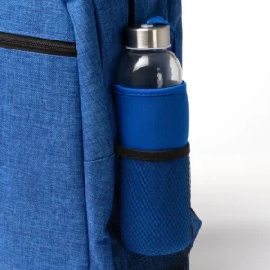 Mochila de RPET Stamina Megan 1718, royal vigoré, detalle del bolsillo lateral con una botella como ejemplo de uso