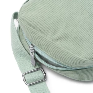 Bandolera de pana Stamina Kapi 1738, verde helecho, detalle de la cinta ajustable y de la cremallera