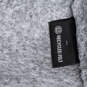 Estuche de fieltro Stamina Rayk 1740, gris, detalle del fieltro y la etiqueta de PET reciclado