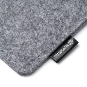 fundas para gafas Stamina Yoman 1741, gris, detalle del fieltro y de la etiqueta del material reciclado