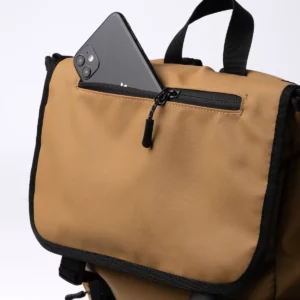 Mochila con solapa Stamina Trois 1743, marrón, detalle del bolsillo de la solapa con un teléfono como ejemplo de uso