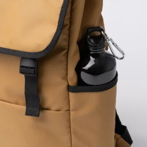 Mochila con solapa Stamina Trois 1743, marrón, detalle del bolsillo lateral con una botella como ejemplo de uso