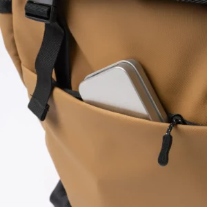 Mochila con solapa Stamina Trois 1743, marrón, detalle del bolsillo frontal con un teléfono como ejemplo de uso
