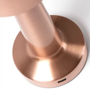 Lámpara LED táctil Stamina Reiki 1746, rosa dorado, detalle del cuerpo metálico y la base