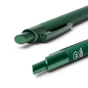 Bolígrafo de aluminio reciclado Stamina Reclus 1769, verde oscuro, detalle del pulsador y la indicación de aluminio reciclado