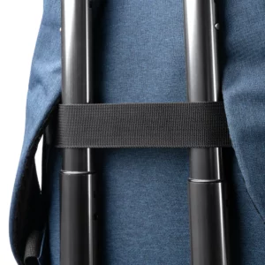 Mochila para portátil Stamina Bruson 1776, dénim vigoré, detalle de la cinta para trolley sobre un asa como ejemplo de uso