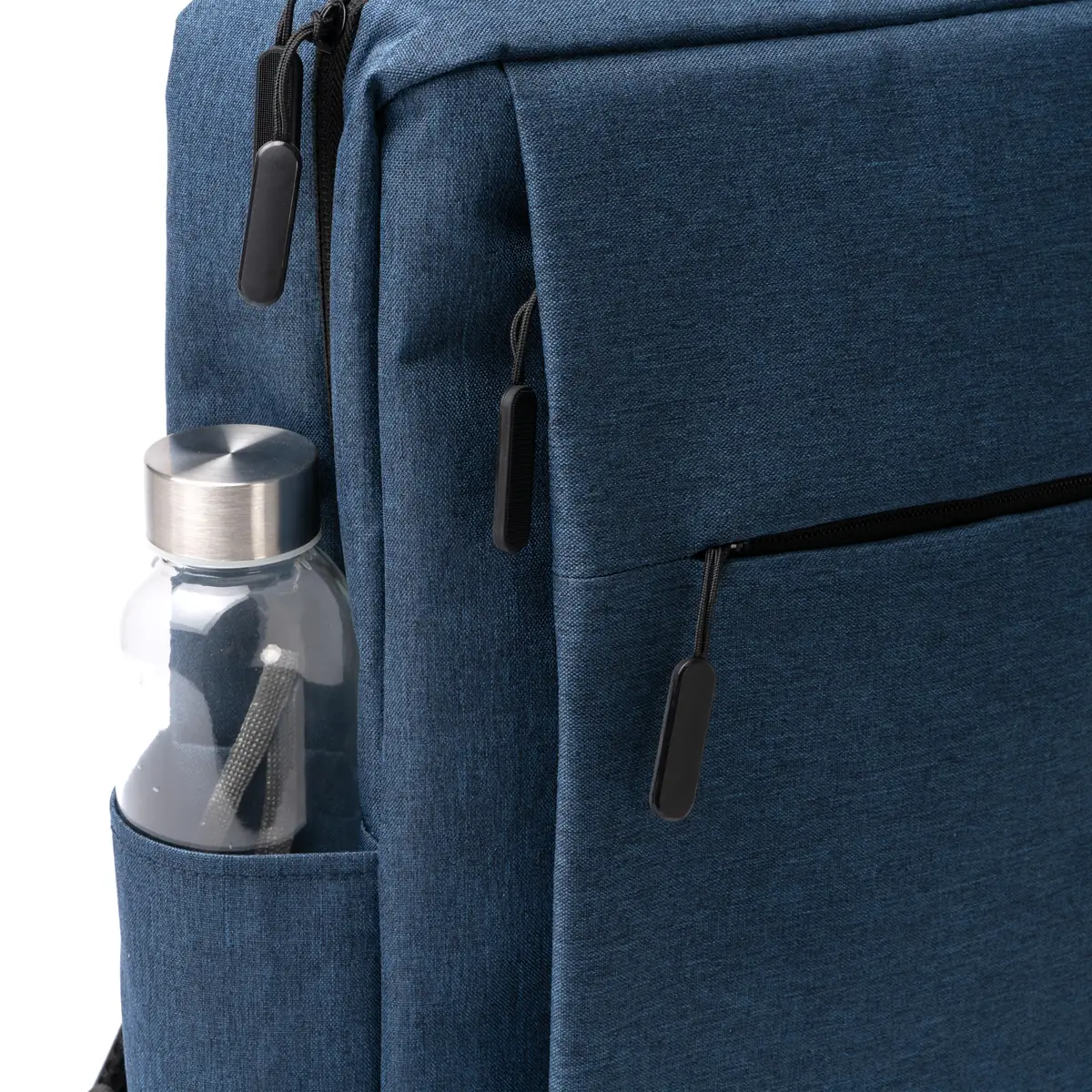 Mochila para portátil Stamina Bruson 1776 8 Mochila para portátil Stamina Bruson 1776, dénim vigoré, detalle del bolsillo lateral con una botella como ejemplo de uso