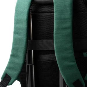 Mochila de algodón reciclado Stamina Sumit 1781, verde oscuro, detalle de la cinta para trolley sobre un asa como ejemplo de uso