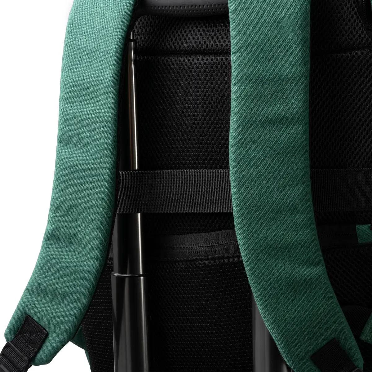 Mochila de algodón reciclado Stamina Sumit 1781 6 Mochila de algodón reciclado Stamina Sumit 1781, verde oscuro, detalle de la cinta para trolley sobre un asa como ejemplo de uso