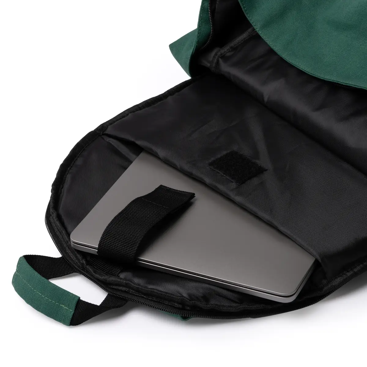 Mochila de algodón reciclado Stamina Sumit 1781 7 Mochila de algodón reciclado Stamina Sumit 1781, verde oscuro, detalle del bolsillo interior con un portátil como ejemplo de uso