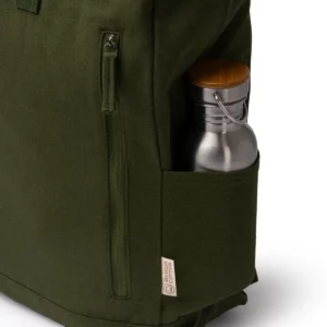 Mochila extensible Stamina Teko 1782, verde oscuro, detalle del bolsillo lateral con una botella como ejemplo de uso