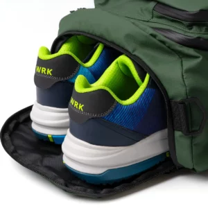 Bolso mochila Stamina Hobart 1783, verde oscuro, detalle del compartimento para calzado con zapatillas como ejemplo de uso
