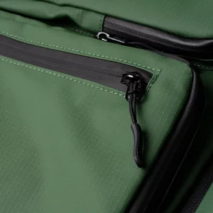 Bolso mochila Stamina Hobart 1783, verde oscuro, detalle de las cremalleras y el material