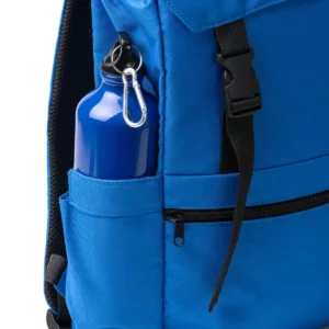 Mochila con solapa Stamina Solap 1784, royal, detalle del bolsillo lateral con una botella como ejemplo de uso