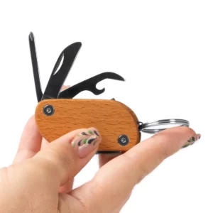 Multiherramienta de madera Stamina Caravel 1795, crudo, ejemplo de uso del modelo sujeto con la mano