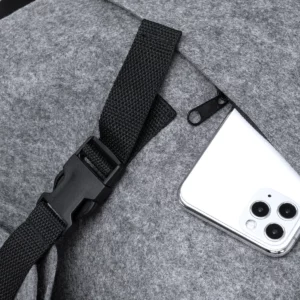 Mochila de fieltro reciclado Stamina Taipei 1805, gris, detalle del cierre y del bolsillo frontal con un teléfono como ejemplo de uso