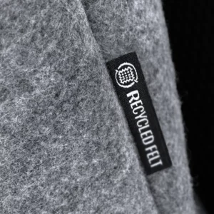 Mochila de fieltro reciclado Stamina Taipei 1805, gris, detalle del fieltro y de la etiqueta del material reciclado