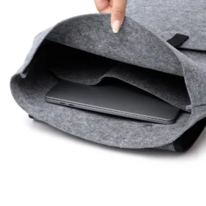 Mochila de fieltro reciclado Stamina Taipei 1805, gris, vista del interior abierto con un dispositivo como ejemplo de uso