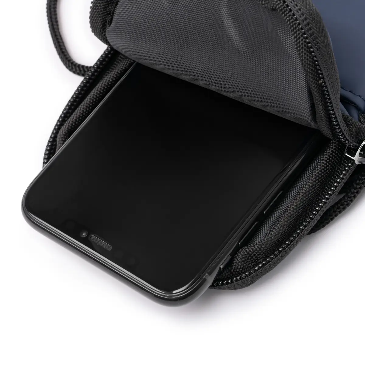 Portatodo de PU Stamina Seul 1806 6 Portatodo de PU Stamina Seul 1806, marino, vista del compartimento abierto con un teléfono como ejemplo de uso