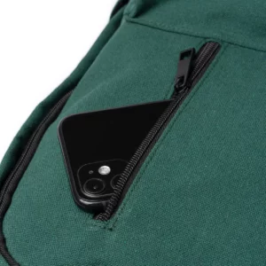 Mochila de algodón reciclado Stamina Hudson 1807, verde oscuro, detalle del bolsillo exterior con un teléfono como ejemplo de uso