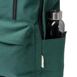 Mochila de algodón reciclado Stamina Hudson 1807, verde oscuro, detalle del bolsillo lateral con una botella como ejemplo de uso