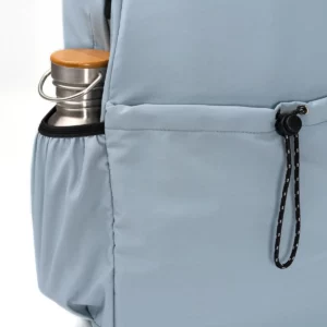 Mochila de nylon Stamina Lugo 1836, royal claro, detalle del bolsillo lateral con una botella como ejemplo de uso