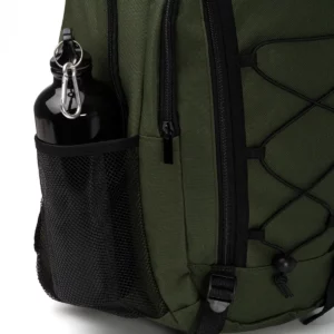Mochila de doble compartimento Stamina Donker 1838, verde oscuro, detalle del bolsillo lateral con una botella como ejemplo de uso