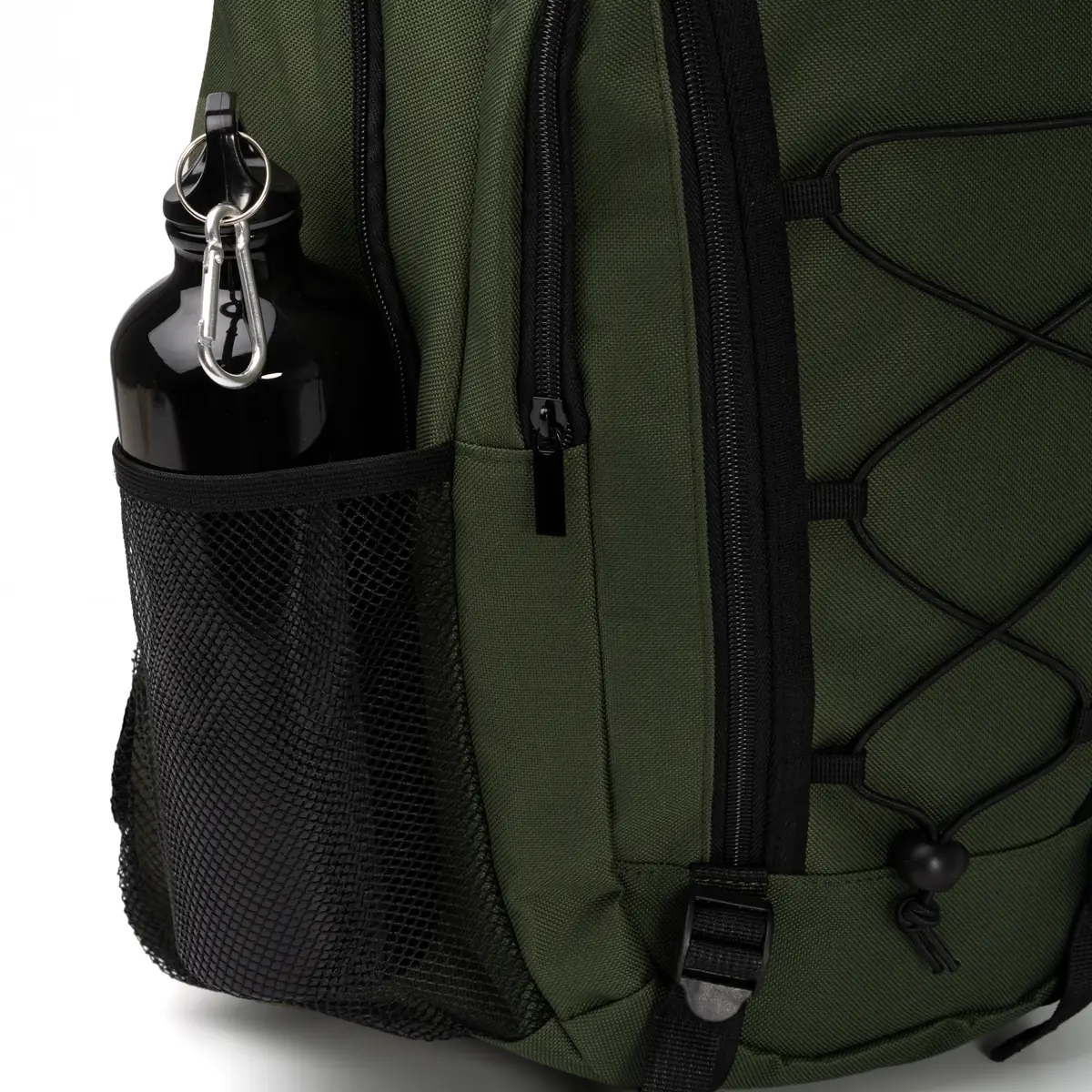 Mochila de doble compartimento Stamina Donker 1838 7 Mochila de doble compartimento Stamina Donker 1838, verde oscuro, detalle del bolsillo lateral con una botella como ejemplo de uso