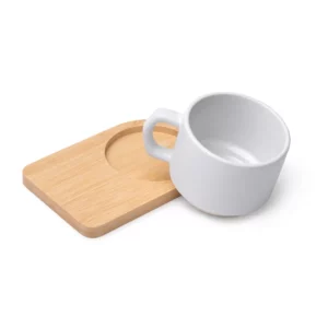 Set de taza y posavasos Stamina Geisa 1840, blanco, vista superior de la taza inclinada junto al posavasos