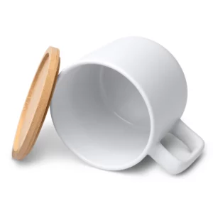 Taza con tapa de bambú Stamina Molok 1841, blanco, vista de la taza tumbada junto a la tapa