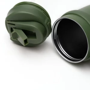 Taza térmica Stamina Kalam 1846, verde oscuro, detalle de la boca y de la tapa de la taza